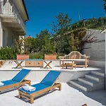 Vitae *